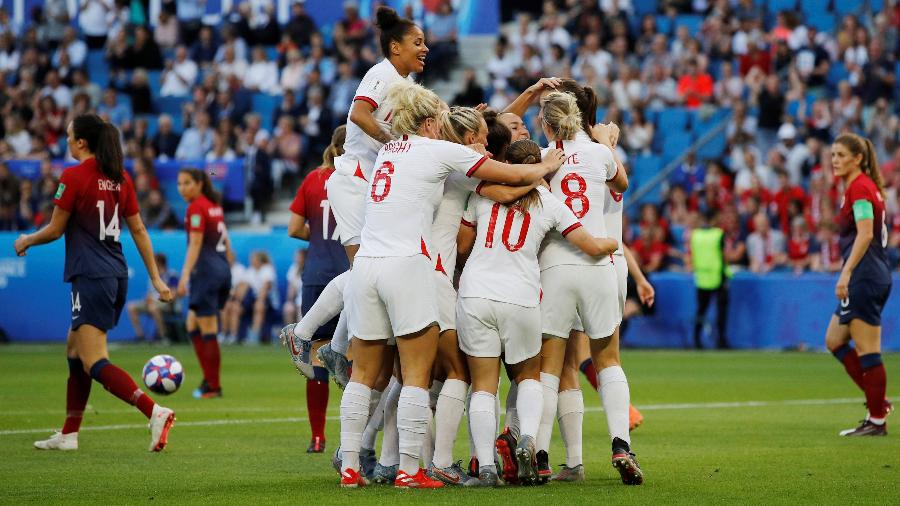Jogadoras da Inglaterra comemoram gol contra a Noruega - REUTERS/Phil Noble 