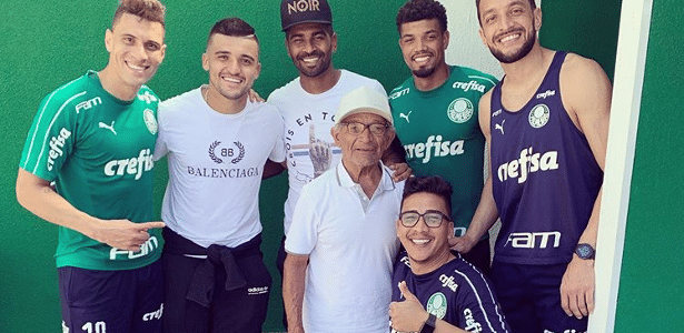 Avô de Victor Luis visita elenco do Palmeiras após drama com desaparecimento