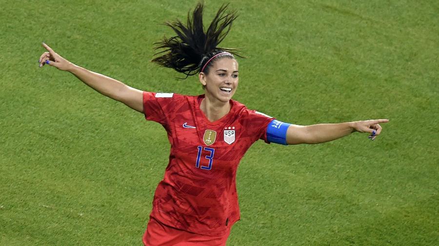 Alex Morgan comemora seu gol na semifinal da Copa do Mundo Feminina, em que os EUA bateram a Inglaterra - Jean-Philippe KSIAZEK / AFP