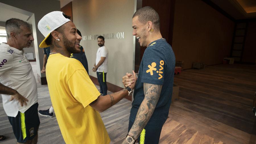 Neymar e Ederson se cumprimentam na concentração da seleção brasileira - Lucas Figueiredo/CBF
