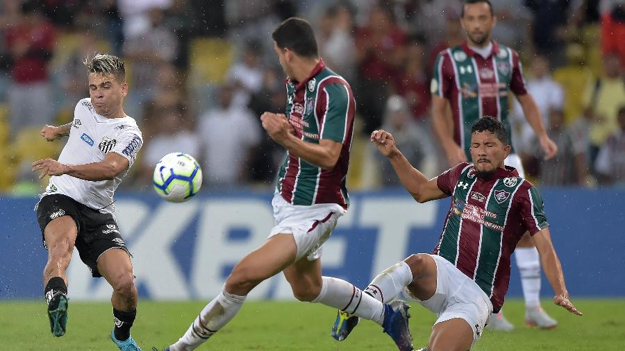 Baixinho Soteldo fez um golaço pelo Santos na partida contra o Fluminense, hoje (26), no Maracanã - Thiago Ribeiro/AGIF