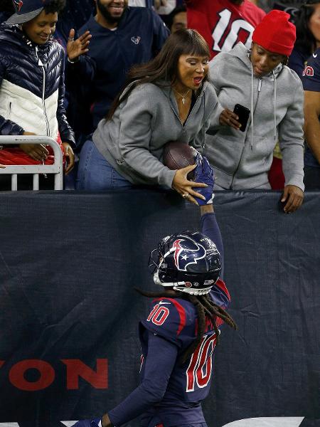 DeAndre Hopkins entrega bola para sua mãe, Sabrina Greenlee, durante jogo entre Houston Texans e Indianapolis Colts - Bob Levey/Getty Images