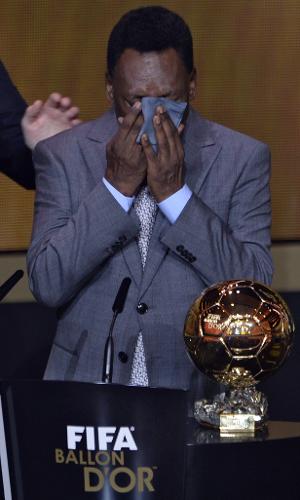 Pelé chora durante cerimônia da Bola de Ouro