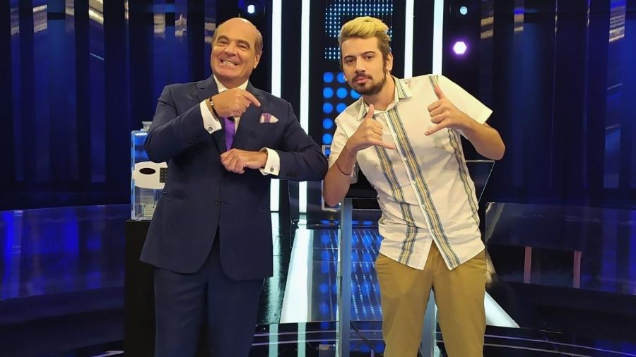 Cartolouco no Mega Senha com o apresentador Marcelo de Carvalho - Divulgação/RedeTV!