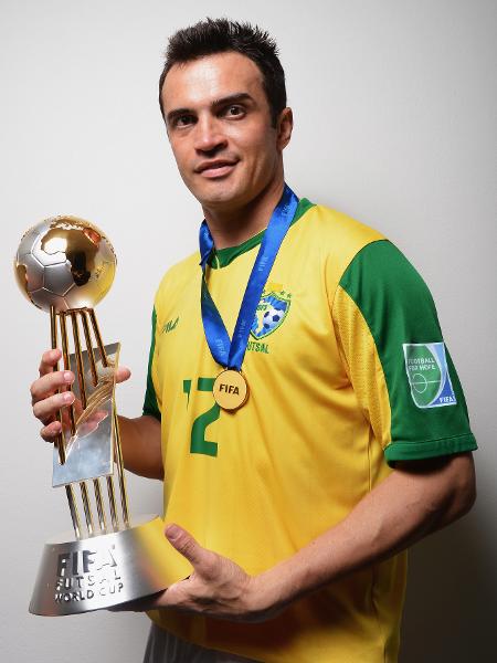 Falcão posa com troféu de campeão do mundo de futsal em 2012 - Lars Baron - FIFA/FIFA via Getty Images