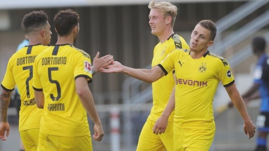 Jogadores do Borussia Dortmund comemoram um dos seis gols do clube na goleada sobre o Paderborn - Reprodução/Twitter