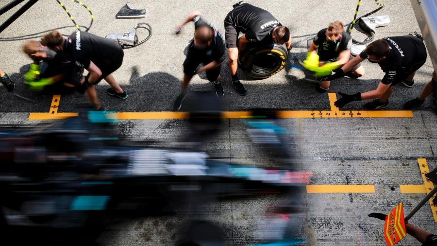 Mercedes treina pit stops na pista da Catalunha, na Espanha - LAT Images/Mercedes