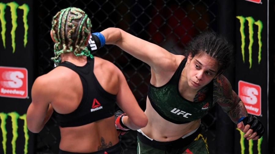 Livinha Souza em luta contra Ashley Yoder pelo UFC 252 - Chris Unger/Zuffa LLC