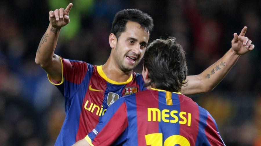 Víctor Vázquez recebe cumprimento de Messi após seu único gol no time principal do Barcelona - Reprodução