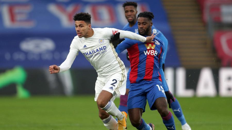 Jogadores disputam bola durante partida entre Leicester e Crystal Palace - Pool via REUTERS/Adam Davy