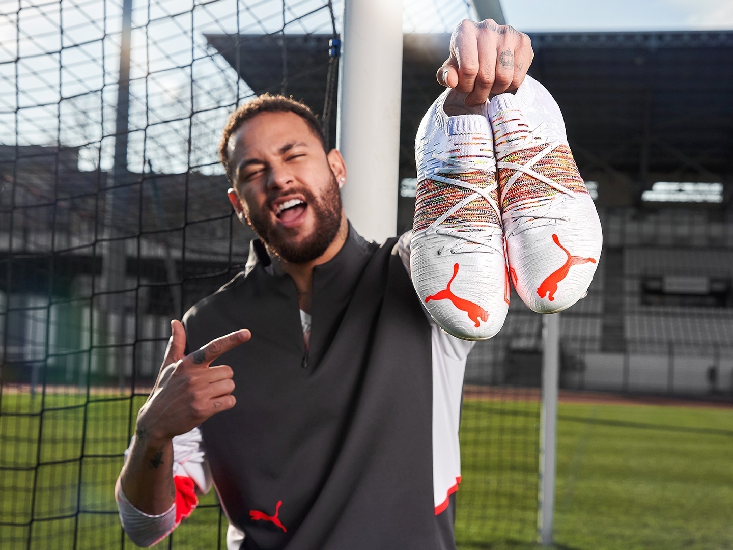 Futebol fitness e pés com sapatos esportivos em pé com bola para