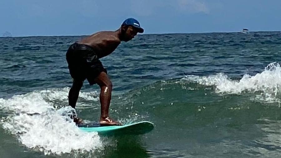 Richard Petterson Dias Barbosa surfa no litoral de São Paulo - Arquivo pessoal