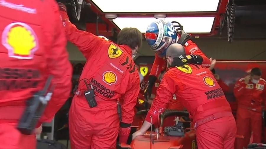 Charles Leclerc deixa o carro da Ferrari antes da largada para o GP de Mônaco - Reprodução/TV