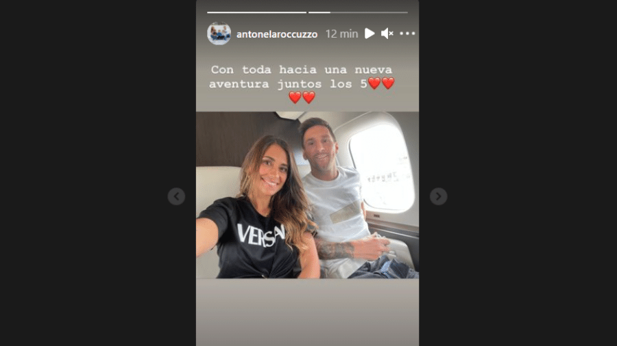 Antonela Roccuzzo e Lionel Messi posam para foto dentro de avião - Reprodução/Instagram