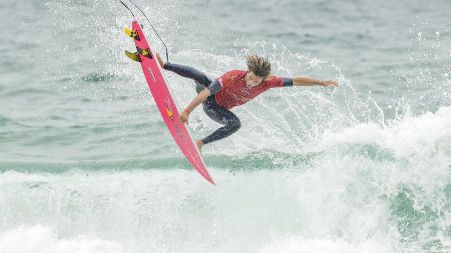 Surfando em casa, Mateus Herdy descolou os aéreos de sempre para vencer na estreia  - WSL