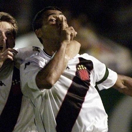 Romário comemora com Juninho Paulista o gol do título do Vasco na Copa Mercosul de 2000 - Paulo Whitaker/Reuters