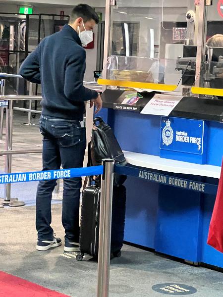 Djokovic, no aeroporto de Melbourne, na Austrália