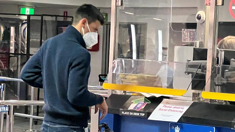 Djokovic, no aeroporto de Melbourne, na Austrália - Reuters