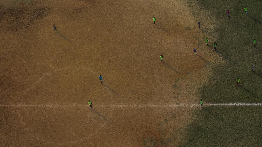 Visão aérea de um dos campos de futebol de várzea no Campo de Marte, na Zona Norte da cidade de São Paulo - Danilo Verpa/Folhapress