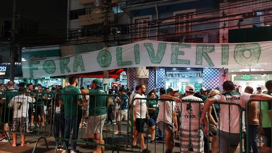 Torcedores do Palmeiras estendem faixa contra Olivério Junior, assessor de Leila Pereira - Diego Iwata/UOL
