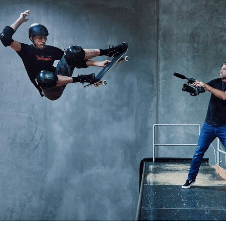 O skatista Tony Hawk em cena do seu documentário antes de fraturar a perna - Reprodução Instagram