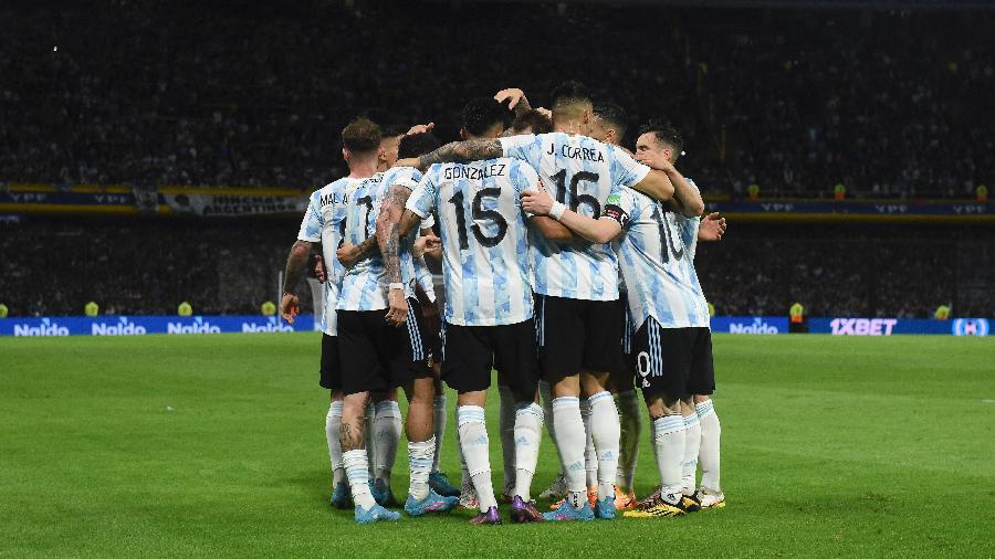 Jogadores da Argentina comemoram gol pelas Eliminatórias - Marcelo Endelli/Getty Images