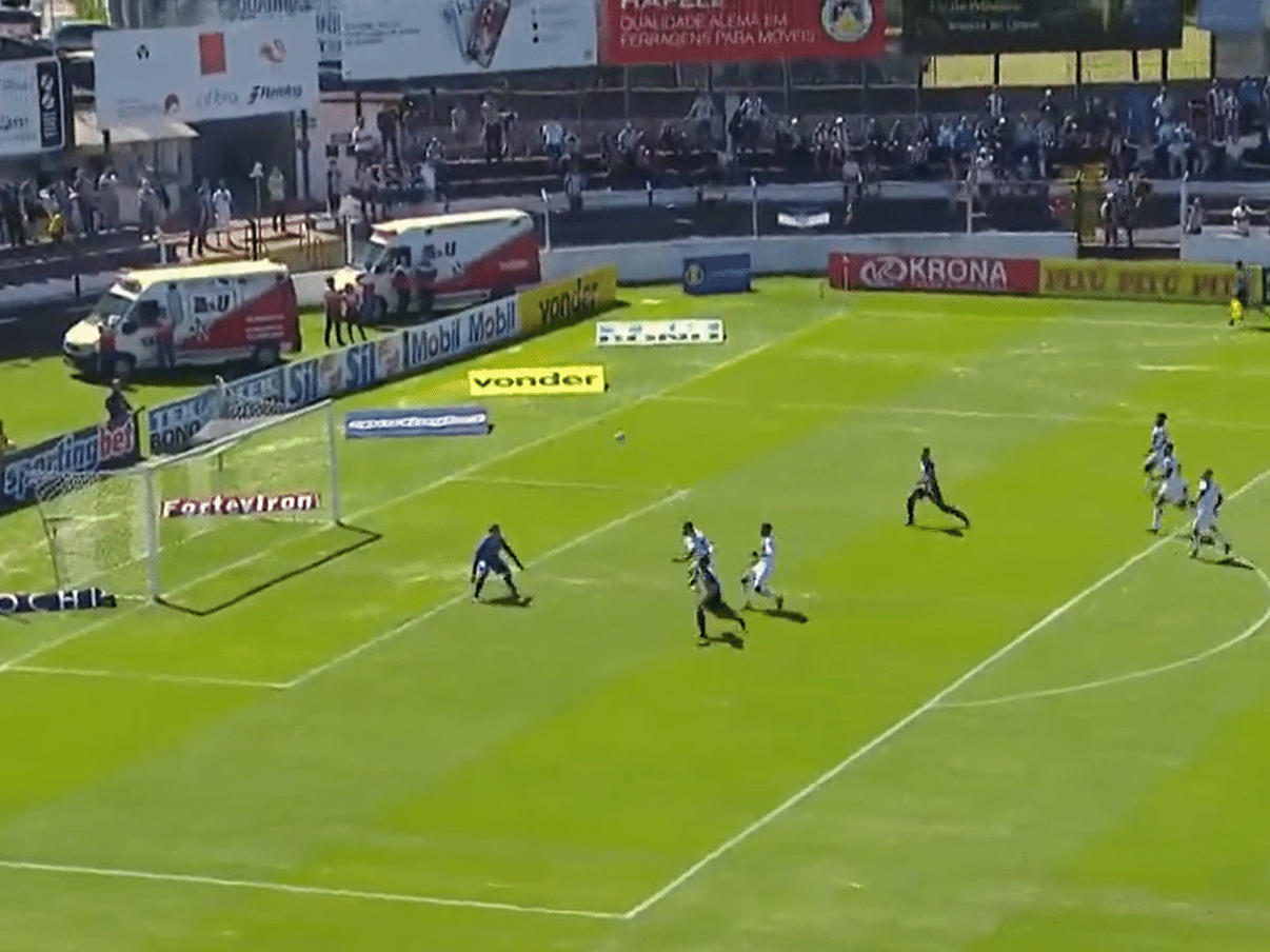 Vídeo: Goleiro faz gol contra mais esquisito de 2018 na Série B do Italiano