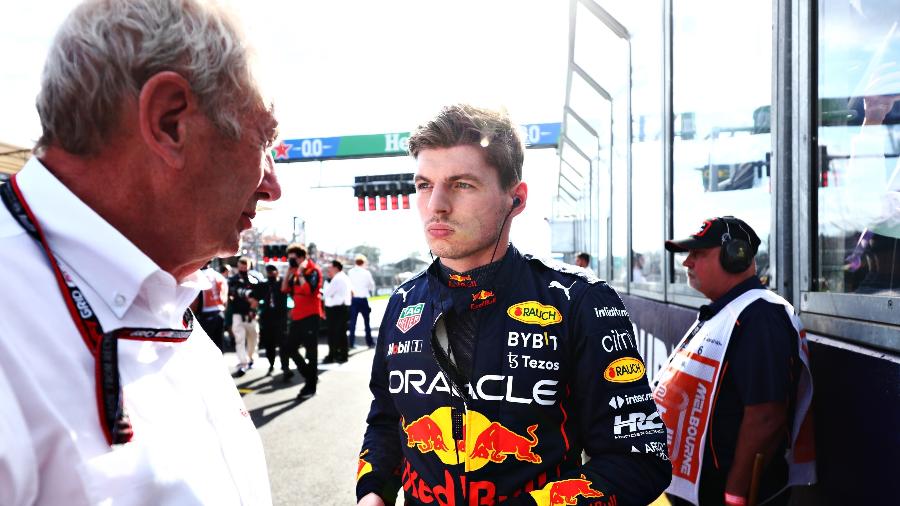 Helmut Marko, conselheiro da Red Bull, conversa com Max Verstappen antes do GP da Austrália -  Mark Thompson/Getty Images/Red Bull