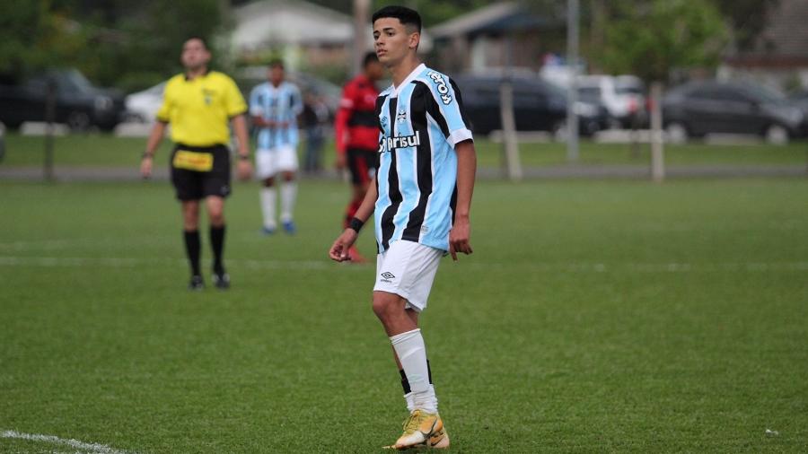 Guga, atacante de 15 anos do Grêmio, durante jogo pelo time - Divulgação