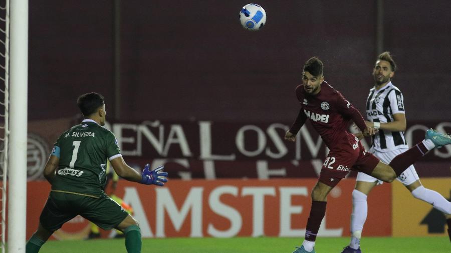 Jose Manuel López cabeceia a bola em jogo do Lanús (ARG) - Conmebol