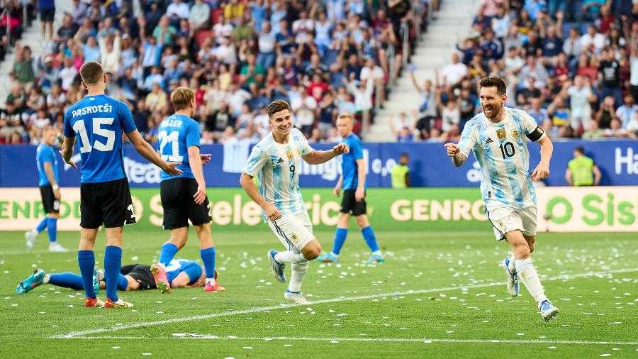 Lionel Messi comemora gol da Argentina sobre a Estônia em amistoso - Juan Manuel Serrano Arce/Getty Images