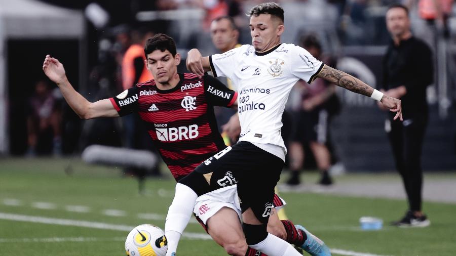 Adson, do Corinthians, disputa lance com Ayrton Lucas, do Flamengo, durante partida do Brasileiro - Ettore Chiereguini/AGIF