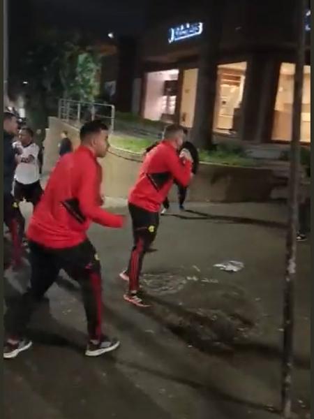 Torcedores de Athletico e Flamengo entram em confronto após o jogo nas imediações da Arena da Baixada - Reprodução / Twitter da jornalista Raísa Simplício