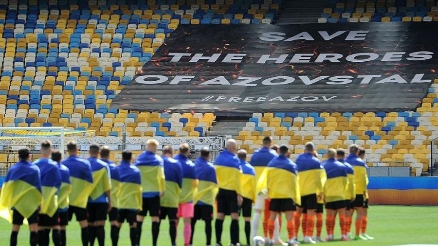 Equipes ucranianas perfiladas no primeiro jogo no país após a invasão da Rússia - Reprodução/Twitter
