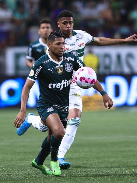 Rony disputa a bola com Rafael Santos em Palmeiras x Coritiba, jogo do Campeonato Brasileiro - Ettore Chiereguini/AGIF