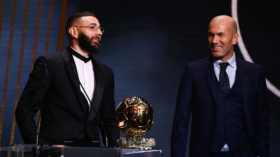Além dos elogios, Benzema recebeu das mãos de Zidane a Bola de Ouro 2022 - FRANCK FIFE / AFP