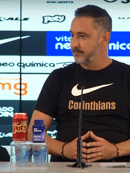 Empresa investigada pelo MP aparece no uniforme e tem produtos exibidos durante entrevistas coletivas do Corinthians - Reprodução/YouTube