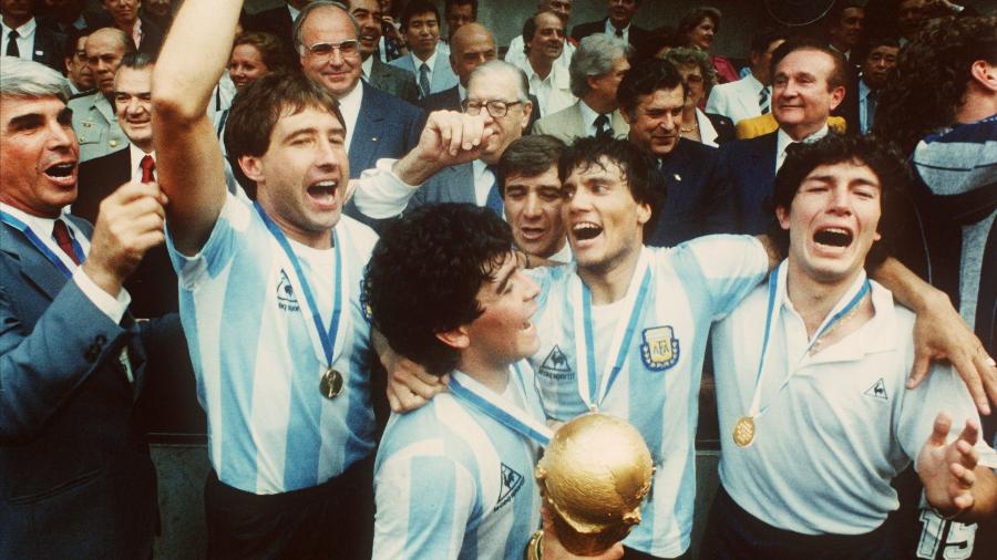 Oscar Garré (atrás de Maradona), após o título da Argentina na Copa do Mundo de 1986 - picture alliance via Getty Images