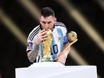 Messi é melhor em campo da final e posa com prêmio, taça e medalha