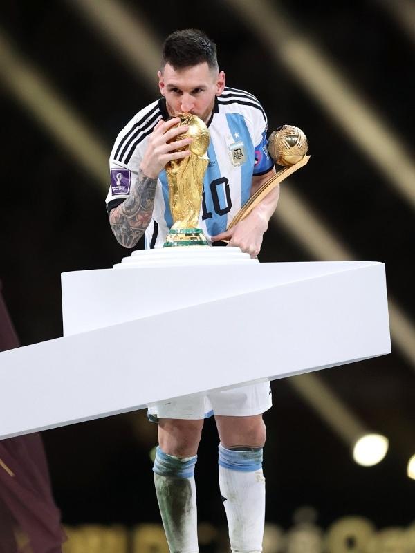 Foto de Messi levantando a taça da Copa de 2022 atinge marca impressionante  no Twitter - Olhar Digital