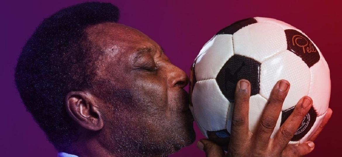 Pelé e a bola, um romance eterno: nunca ninguém a tratou tão bem, e ela o amou mais do que a qualquer outra pessoa - Reprodução/Instagram