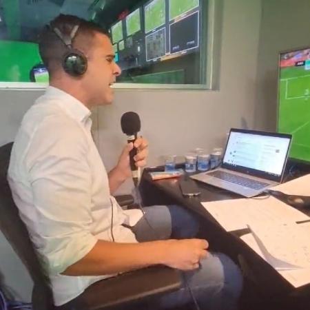 Paulo Andrade, narrador da ESPN, durante transmissão de Arsenal x Manchester United - Reprodução/Twitter