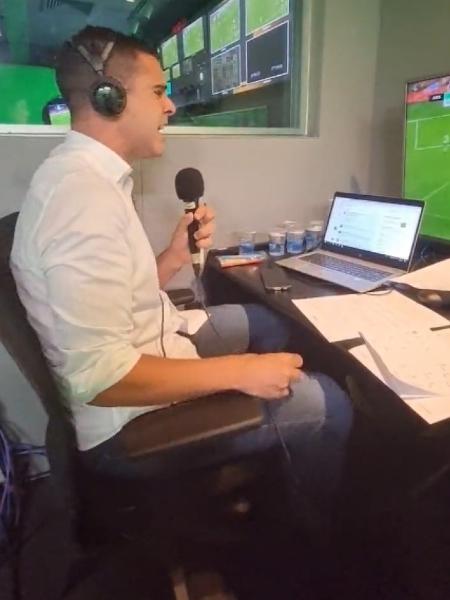 Paulo Andrade, narrador da ESPN, durante transmissão de Arsenal x Manchester United - Reprodução/Twitter