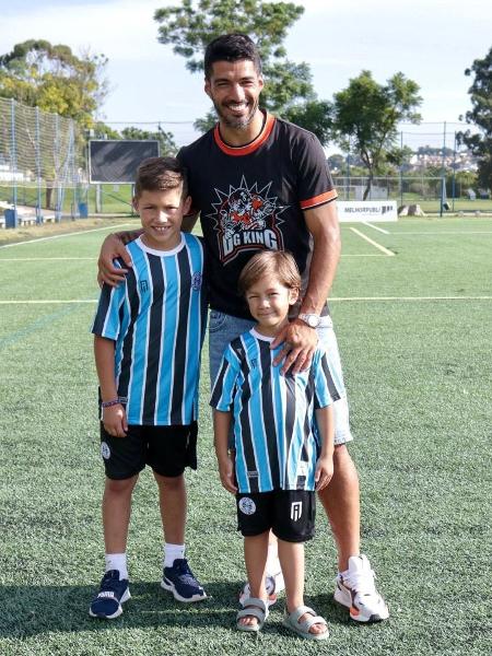 Luis Suárez e filhos Benjamin (à esquerda) e Lautaro (à direita) - Divulgação/Grêmio