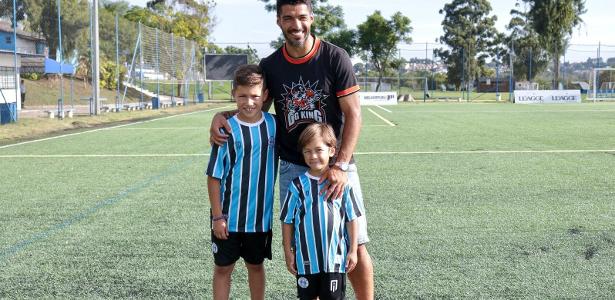 Luis Suárez matricula os filhos na escolinha de futebol do Grêmio