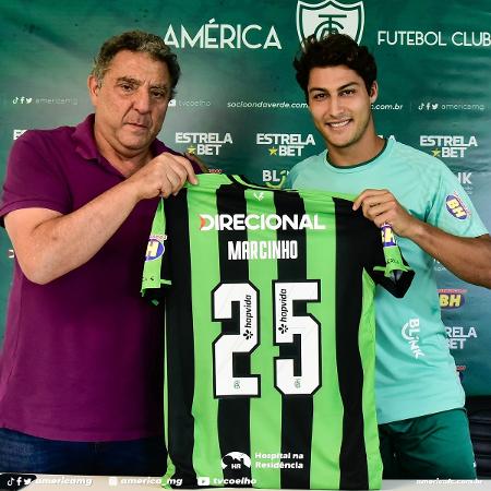 Marcinho e Marcus Salum na apresentação do jogador no América-MG - Mourão Panda/América-MG