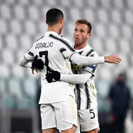 Arthur comemora gol marcado pela Juventus com Cristiano Ronaldo - NicolÃ² Campo/LightRocket via Getty Images