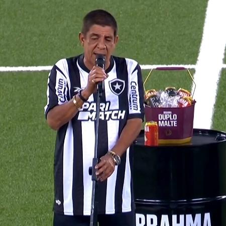 Artista cantou paródia de música de Dominguinhos antes de Botafogo x Inter no Nilton Santos