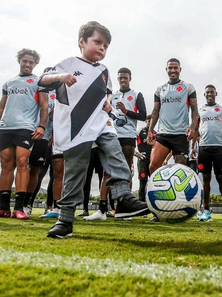 Pequeno Gui em dia de visita ao treino do Vasco no CT Moacyr Barbosa