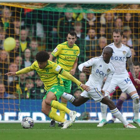 Gabriel Sara, ex-São Paulo e hoje no Norwich, dribla adversário durante jogo contra o Leeds United
